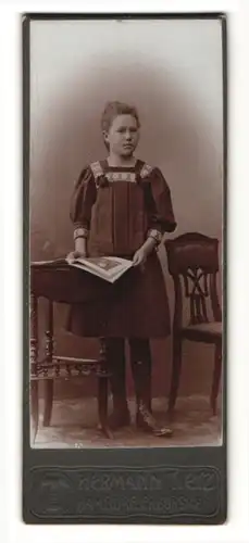Fotografie Hermann Tietz, Hamburg, Portrait hübsche Frau im Kleid