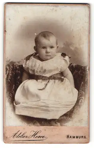Fotografie Atelier Howe, Hamburg, Baby im weissen Taufkleidchen