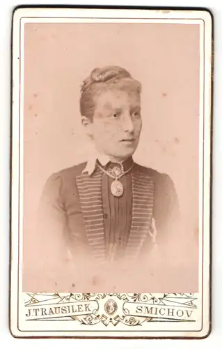 Fotografie J. Trausilek, Smichow, junge Frau mit Hochsteckfrisur, Medaillon an der Halskette