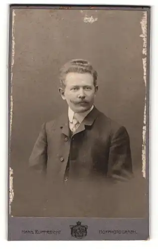 Fotografie Hans Rupprecht, Bremen, junger Mann im Nadelstreifenanzug, im Profil