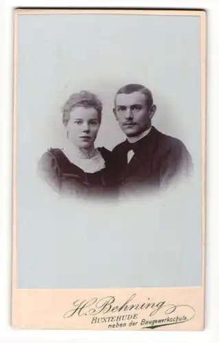 Fotografie H. Behning, Buxtehude, junges Ehepaar, im Profil