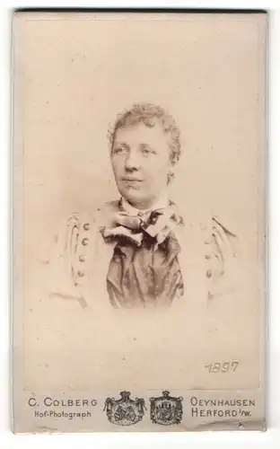 Fotografie C. Colberg, Oeynhausen i. W., junge Frau mit Hochsteckfrisur, im Profil