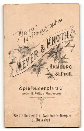 Fotografie Meyer & Knoth, Hamburg, freundlich in die Kamera blickender junger Mann