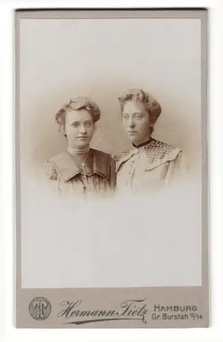 Fotografie Hermann Tietz, Hamburg, zwei junge Frauen mit Hochsteckfrisuren, im Profil