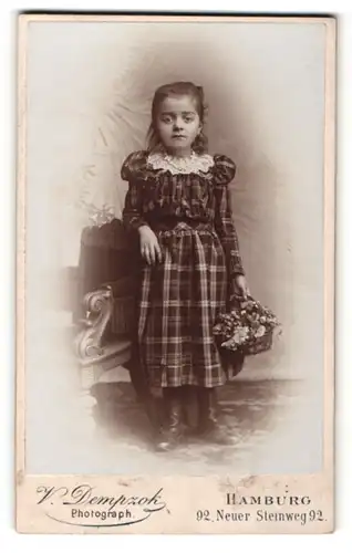 Fotografie Dempzok, Hamburg, hübsches kleines Mädchen im karierten Kleid mit Blumenkorb