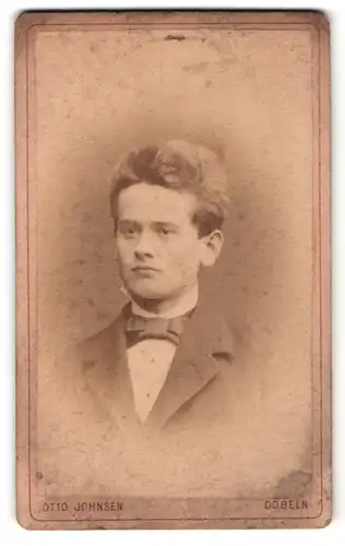 Fotografie Otto Johnsen, Döbeln, Portrait junger Herr mit Fliege im Anzug