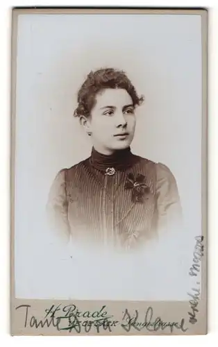 Fotografie H. Brade, Vegesack, Portrait dunkelhaarige Dame mit Ohrschmuck