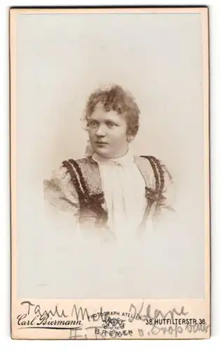 Fotografie Carl Biermann, Bremen, Portrait hübsche Dame in weisser Bluse