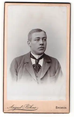Fotografie August Böhme, Bremen, Portrait eleganter Mann mit Krawatte im Anzug