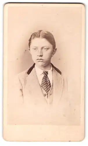 Fotografie Dr. A. Bussenius, Stade, Portrait junger Mann im Anzug