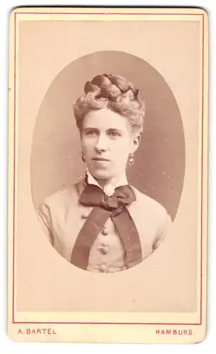 Fotografie A. Bartel, Hamburg, Portrait schöne Frau mit Ohrschmuck