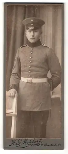 Fotografie H.G. Mehlert, Itzehoe, Portrait Soldat in interessanter Uniform