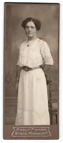 Fotografie Adolf Nahme, Stade, Portrait schöne Frau im weissen Kleid