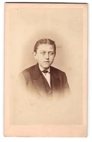 Fotografie Dr. A. Bussenius, Stade, Portrait dunkelhaariger Junge im Anzug