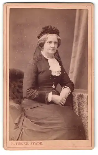 Fotografie R. Tibcke, Stade, Portrait ältere Dame im schwarzen Kleid
