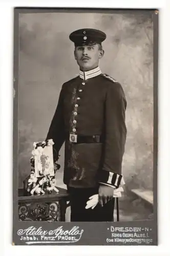 Fotografie Atelier Apollo, Dresden, Portrait Soldat mit Schnurrbart in Uniform