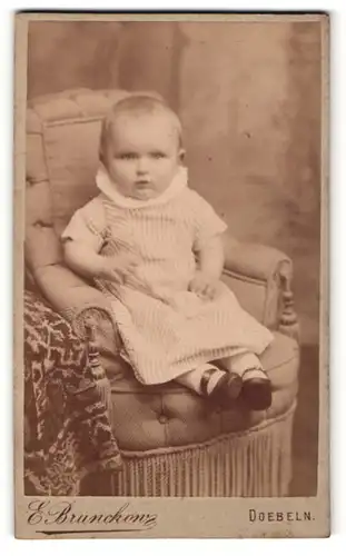 Fotografie E. Brunckonz, Doebeln, Portrait niedliches Kleinkind im weissen Kleidchen