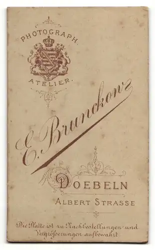 Fotografie E. Brunckonz, Doebeln, Portrait niedliches Kleinkind im weissen Kleidchen