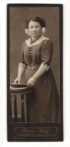 Fotografie Herm. Wolff, Elberfeld, Portrait dunkelhaarige Dame im bestickten Kleid