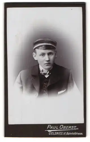 Fotografie Paul Oberst, Oelsnitz i. V., Portrait junger Mann mit Schirmmütze