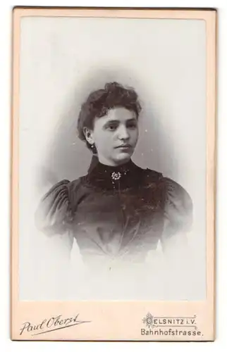 Fotografie Paul Oberst, Oelsnitz i. V., Portrait hübsches Fräulein mit Brosche am Kragen