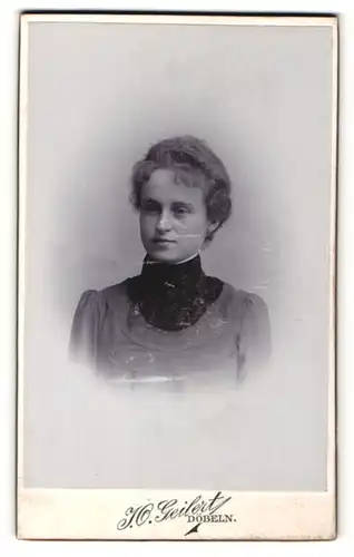 Fotografie J. O. Geilert, Döbeln, Portrait schöne Frau in bestickter Bluse
