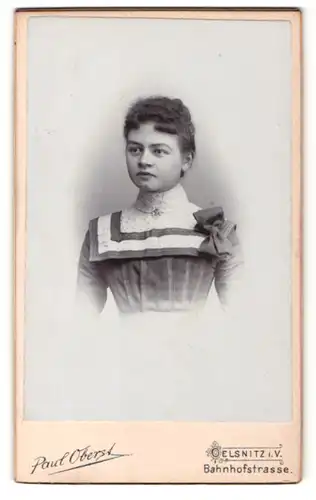 Fotografie Paul Oberst, Oelsnitz i. V., Portrait bezaubernde Dame im bestickten Kleid