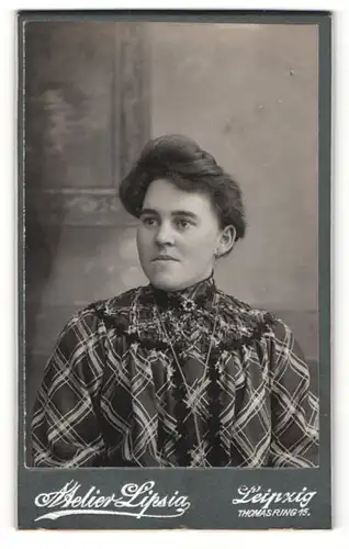 Fotografie Atelier Lipsig, Leipzig, Portrait dunkelhaarige Dame mit Ohr- und Halsschmuck