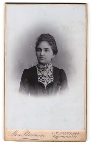 Fotografie Max Petermann, Leipzig, Portrait schöne Frau im schwarzen Kleid