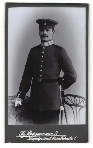 Fotografie Fr. Brüggemann, Leipzig-Neustadt, Portrait Soldat in interessanter Uniform