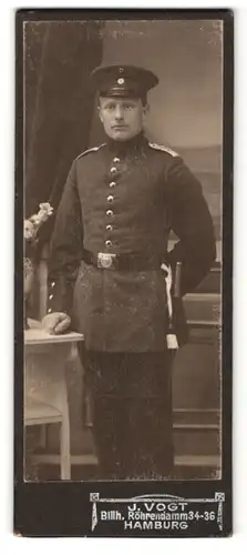 Fotografie J. Vogt, Hamburg, Portrait Soldat in Uniform mit Schirmmütze