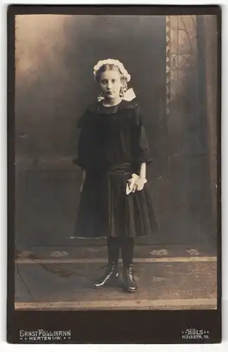 Fotografie Ernst Pollmann, Herten i / W., Hüls, Portrait schwarz gekleidetes Mädchen mit Büchlein in der Hand