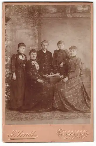 Fotografie A. Arndt, Stassfurt, Portrait vier junge Damen und Herr in zeitgenössischer Kleidung