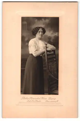 Fotografie Frz. Nössler, Leipzig, Portrait modisch gekleidete Dame an Stuhl gelehnt