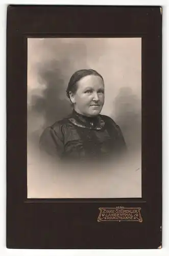 Fotografie Zinke-Stürchler, Langenthal, Portrait bürgerliche Dame mit zurückgebundenem Haar