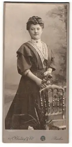 Fotografie A. Jandorf & Co., Berlin, Portrait bürgerliche Dame mit Blume an Stuhl gelehnt