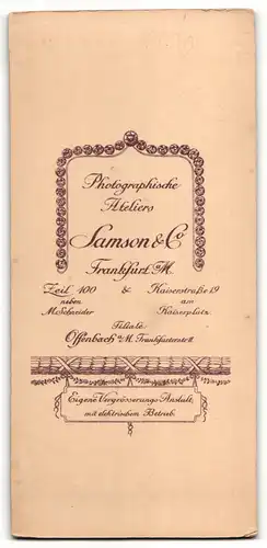 Fotografie Damson & Co., Frankfurt a / M., Portrait sitzendes Kleinkind im weissen Hemd mit nackigen Füssen