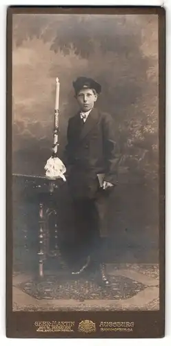 Fotografie Gebr. Martin, Augsburg, Portrait Kommunikant mit Kerze und Gebetsbuch