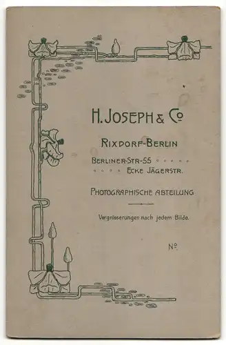 Fotografie H. Joseph & Co., Rixdorf, Alte Dame trägt Mantel mit doppelter Knopfleiste