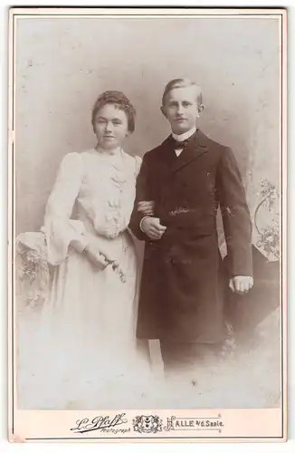 Fotografie L. Pfaff, Halle a/d. Saale, Junger Herr mit blonden Haaren und Schnurrbart und Frau in weissem Kleid