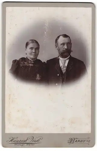 Fotografie Heinrich Viek, Barby a/E., Mann mit Vollbart und Frau mit bestickter Bluse