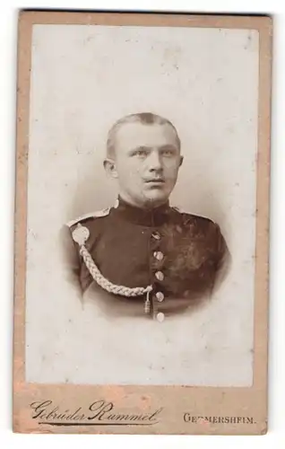 Fotografie Gebrüder Rummel, Germersheim, Portrait Soldat in Uniform mit Kordel