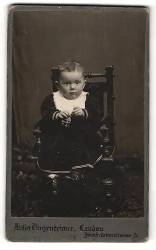 Fotografie Atelier Bingenheimer, Landau / Pfalz, Portrait sitzendes Kleinkind im hübschen Samtkleidchen