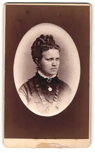 Fotografie Th. Wode, Giessen, Portrait bürgerliche Dame mit Hochsteckfrisur und Kragenbrosche