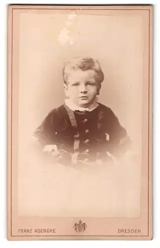 Fotografie Franz Koebcke, Dresden, Portrait hübsch gekleideter Junge mit blonden Haaren