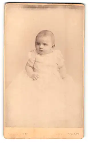 Fotografie W. Höffert, Dresden, Portrait niedliches Baby im weissen Kleid