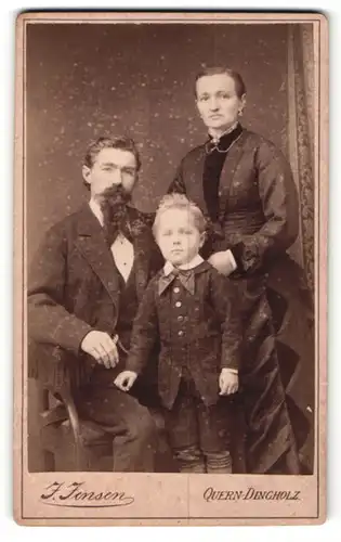 Fotografie J. Jensen, Quern-Dingholz, Portrait elegant gekleidetes Paar mit einem kleinen Sohn