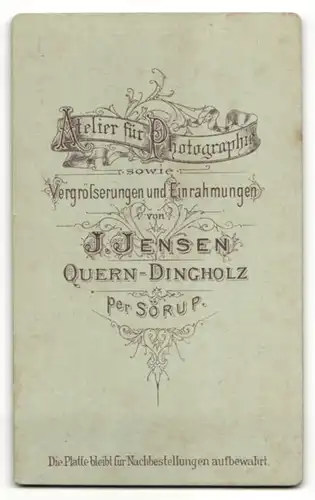 Fotografie J. Jensen, Quern-Dingholz, Portrait elegant gekleidetes Paar mit einem kleinen Sohn