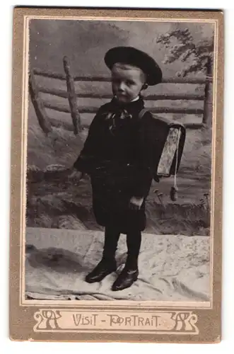 Fotografie Visit-Portrait, unbekannter Ort, Portrait kleiner Junge in hübscher Kleidung mit Ranzen