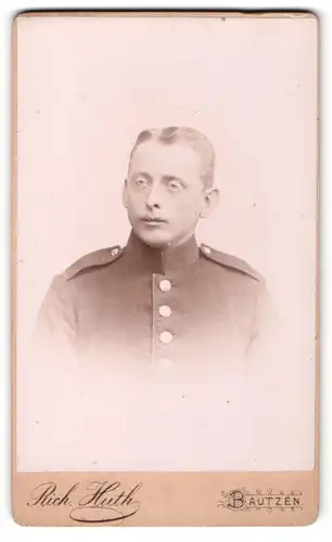 Fotografie Rich. Huth, Bautzen, Portrait Soldat in Uniform